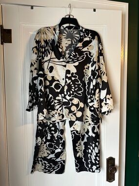 Natori Black and Cream Notch Pajama Set XL